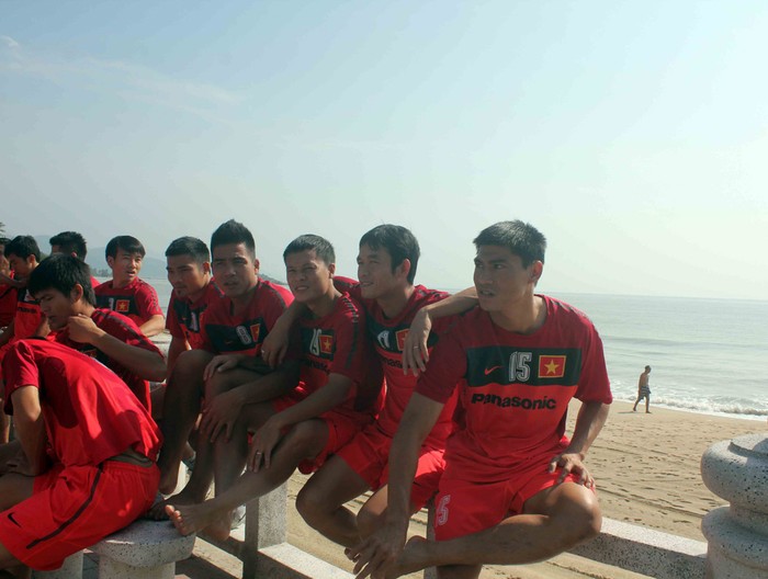Buổi sáng, các tuyển thủ đã có các bài tập thể lực trên bãi biển dọc đường Trần Phú.